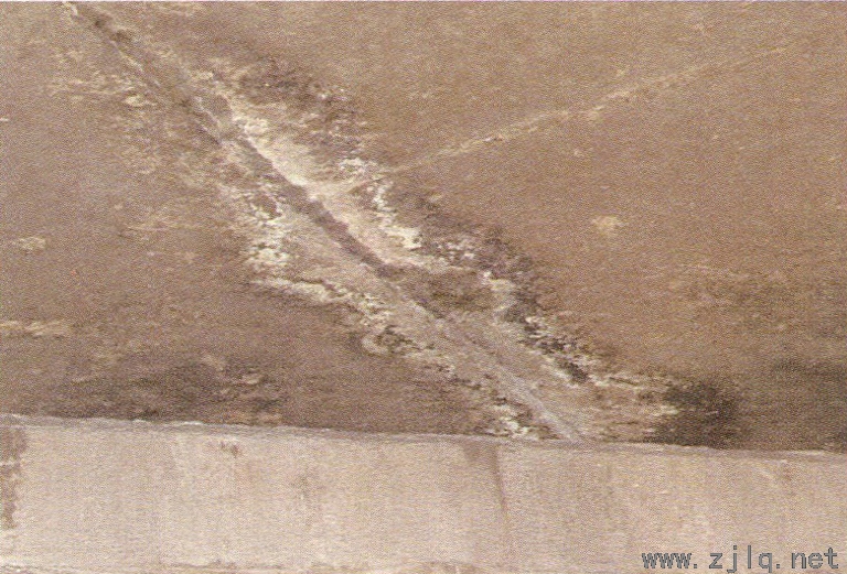 鉸縫漏水(http://www.zg99xy.com)