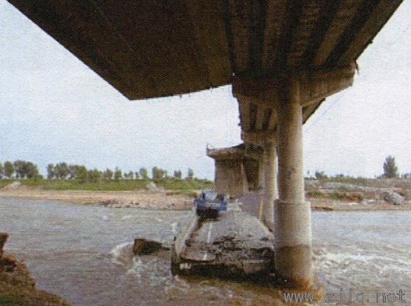 洪水沖跨營口熊岳大橋