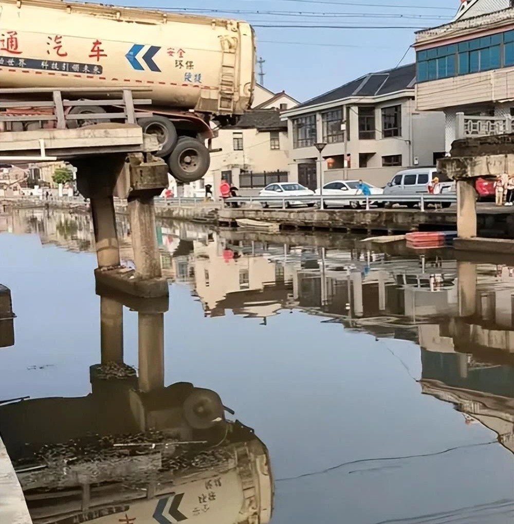 突發(fā)！浙江一限重橋梁發(fā)生坍塌，貨車險(xiǎn)墜江，官方緊急回應(yīng)