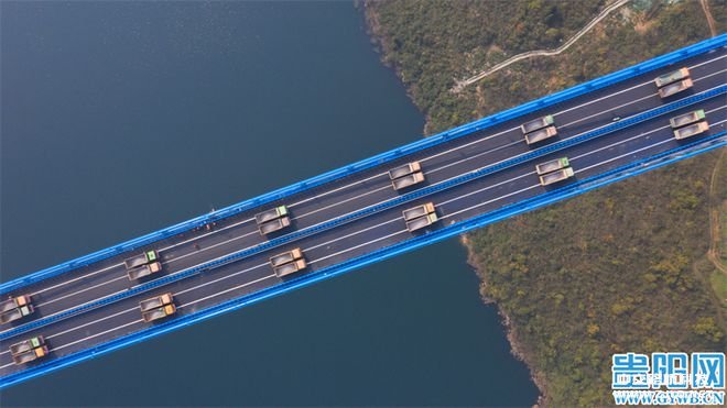 壯觀！甕安至開(kāi)陽(yáng)高速公路開(kāi)州湖特大橋進(jìn)行荷載試驗(yàn)